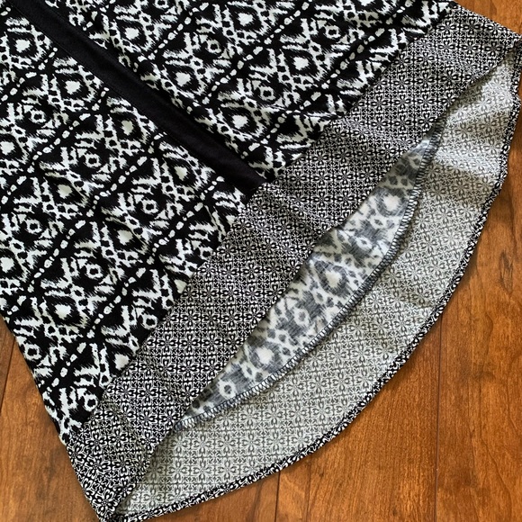 B.L.U.E. Black/White Print Sleeveless V-Neck Top-S - Picture 5 of 10